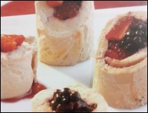 Rollos de Pollo Rellenos de Frutas Rojas con Salsa de Jamaica 