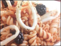 Sopa de Pasta con Aros de Calamar y Zarzamora 