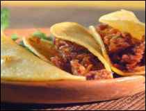 Tacos de Chicharr&oacute;n con Salsa Roja