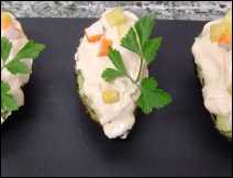 Aguacates Rellenos de Queso- Receta Mexicana Vegetariana
